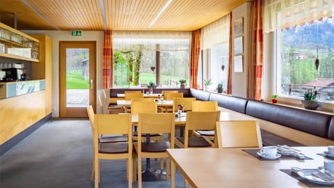 Restaurant/places to eat, Banquet/Function facilities, Seating area