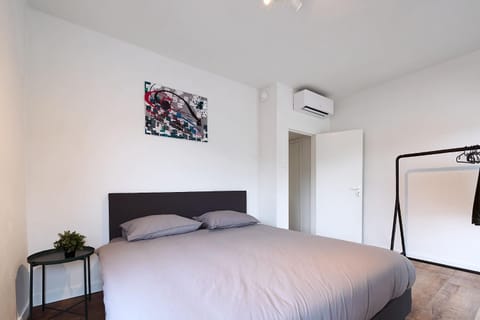 Bed, Photo of the whole room, Bedroom, fireplace