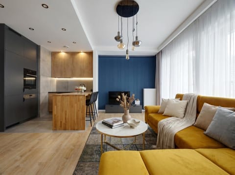 TV and multimedia, Kitchen or kitchenette, Living room, Seating area, Dining area