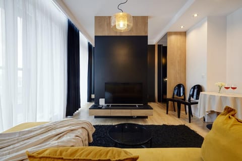 Bed, TV and multimedia, Living room, Photo of the whole room, Seating area, Bedroom
