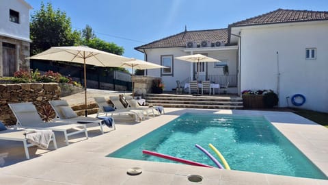 Patio, Swimming pool, sunbed