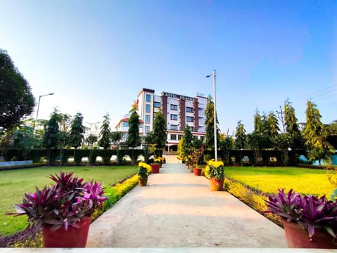 Property building, Facade/entrance, Day, Garden