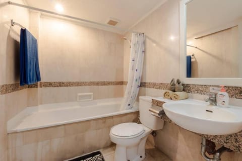 Shower, Toilet, Bathroom, Bath, towels