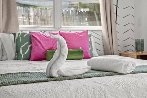 Heated Pool-King Bed-Pets OK House in Dunedin