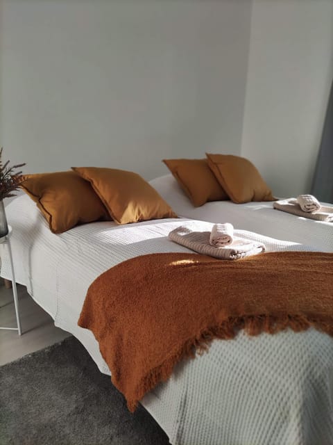 Bed, Photo of the whole room, Decorative detail, Bedroom, towels