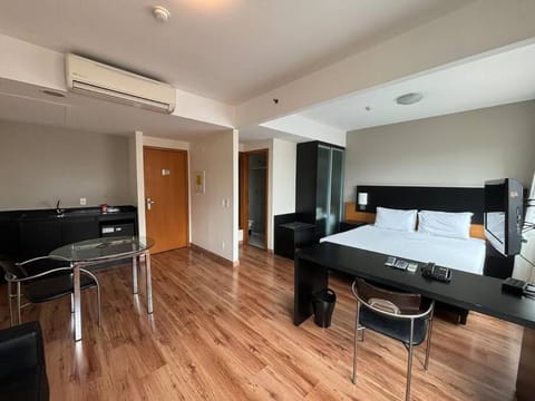 Bed, TV and multimedia, Kitchen or kitchenette, Living room, Photo of the whole room, Seating area, Dining area, Bedroom, air conditioner