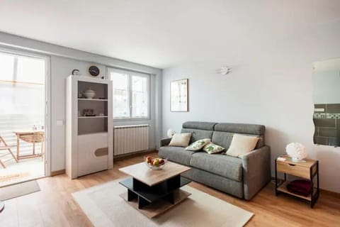 Seating area, pet friendly