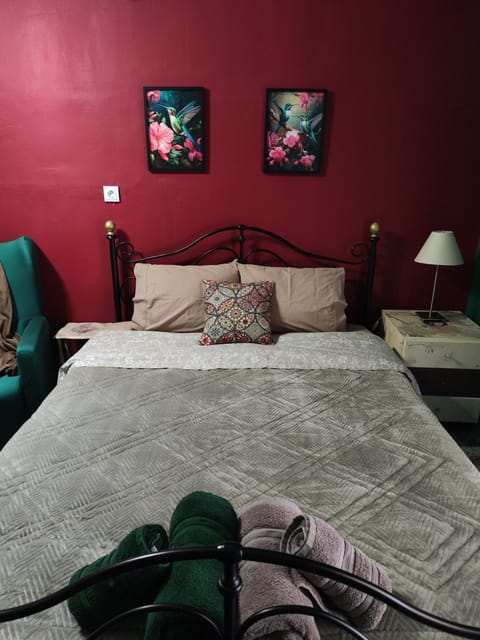 Bed, Living room, Seating area, Bedroom