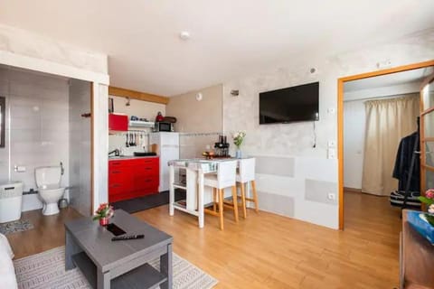 TV and multimedia, Kitchen or kitchenette, Seating area, Dining area, oven, stove