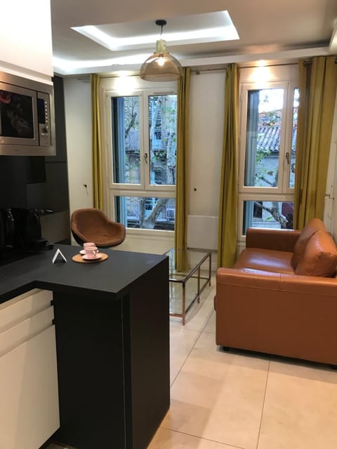 TV and multimedia, Kitchen or kitchenette, Living room, Seating area, Dining area