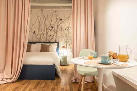 Bed, Seating area, Breakfast, Lunch, Dinner, internet