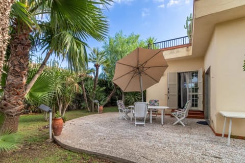 Property building, Garden, Dining area, Garden view, sunbed