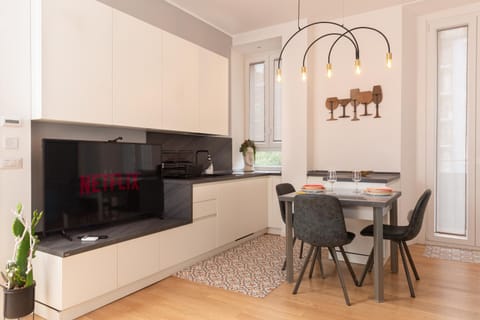 Kitchen or kitchenette, Dining area, stove