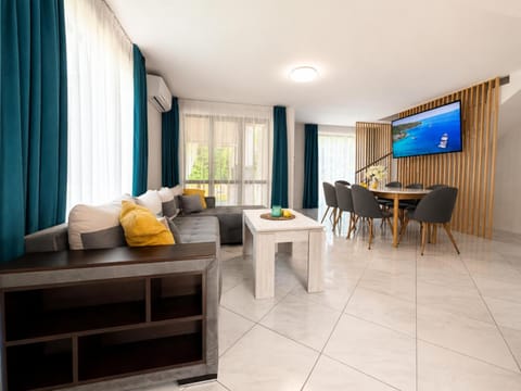 Property building, Communal lounge/ TV room, Living room, Dining area, heating, air conditioner