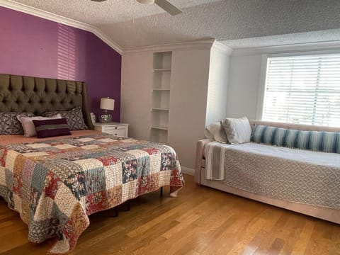 Central LA GATED Community 4 beds home Apartment in Bell Gardens