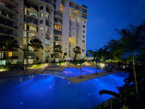 Night, Pool view, Swimming pool, Swimming pool, sunbed