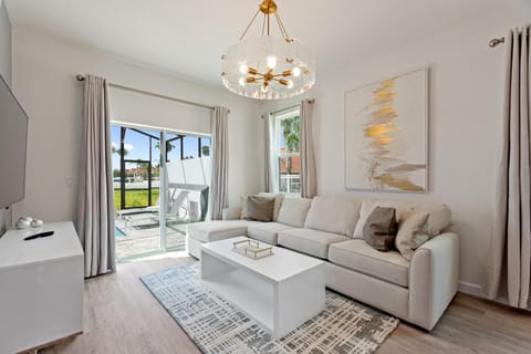 Boutique Retreat, Azzure Resort, Near Orlando and Disney by Shine Villas townhouse House in Loughman