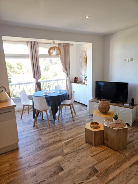 Communal lounge/ TV room, TV and multimedia, Seating area, Dining area