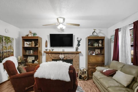 Eagle's Nest - Hot Tub, Deck & Prime Location cabin Cabin in Cloudcroft