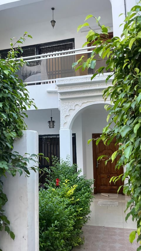 Property building, Facade/entrance, Day, Garden, Garden view