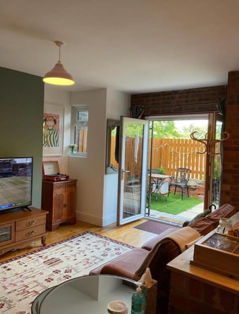 TV and multimedia, Living room, Seating area, Garden view