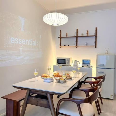 Kitchen or kitchenette, Dining area