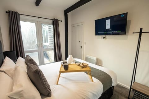 Bed, TV and multimedia, Photo of the whole room, Bedroom