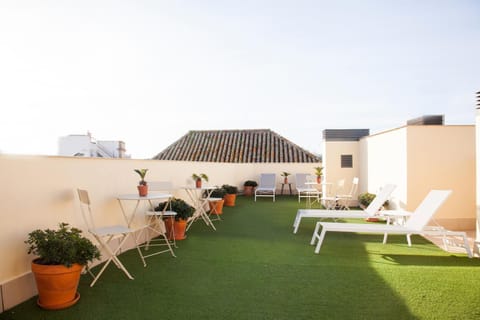 Property building, Patio, Day, Garden, Solarium, Balcony/Terrace, Garden view, sunbed