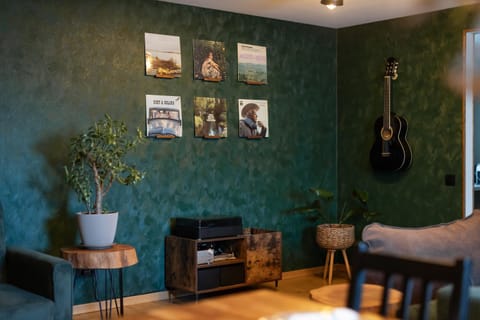 TV and multimedia, Living room, Seating area, Evening entertainment