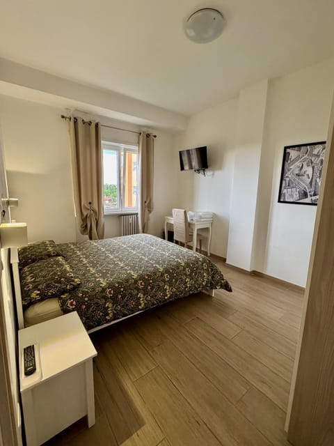 Bed, TV and multimedia, Photo of the whole room, Bedroom, hair dresser