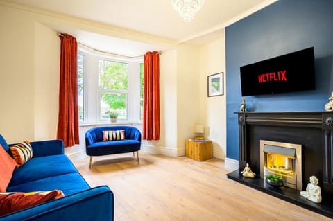 TV and multimedia, Living room, Seating area, Evening entertainment