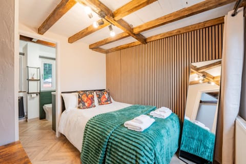 Bed, Bedroom, towels