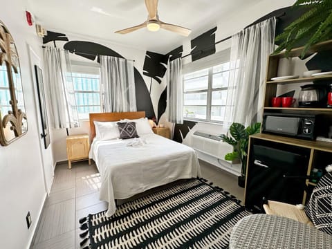 Bed, TV and multimedia, Kitchen or kitchenette, Photo of the whole room, Bedroom, air conditioner