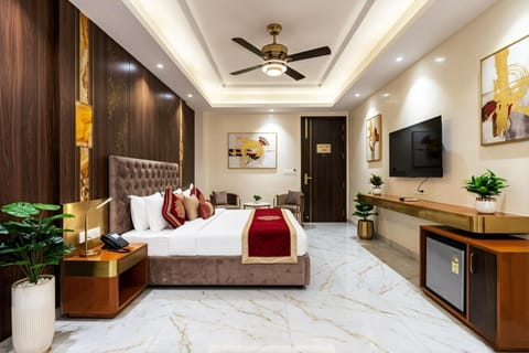 Communal lounge/ TV room, Bed, TV and multimedia, Living room, Photo of the whole room, Seating area, Evening entertainment, Bedroom, fireplace, wardrobe, air conditioner