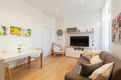 TV and multimedia, Living room, Seating area, Dining area, air conditioner