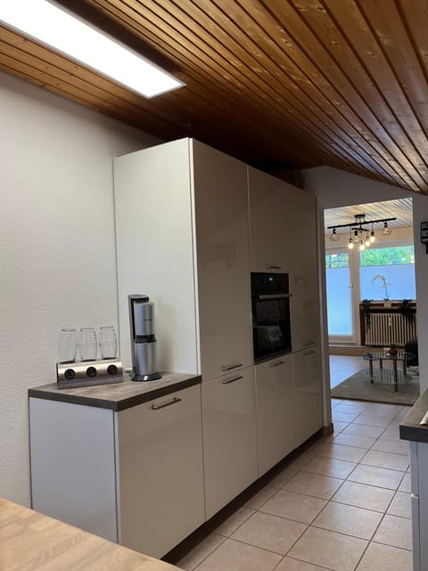 Coffee/tea facilities, Kitchen or kitchenette, oven, stove