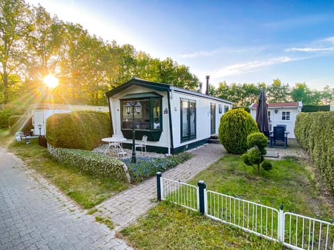 Property building, Spring, Day, Neighbourhood, Natural landscape, Garden, Garden view, Street view