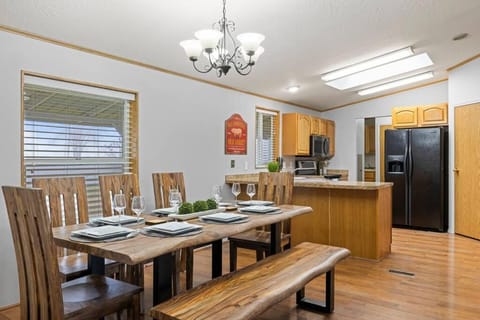 Kitchen or kitchenette, Dining area