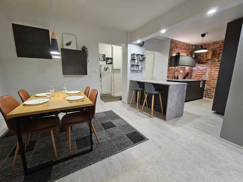 Kitchen or kitchenette, Living room, Seating area, Dining area, stove