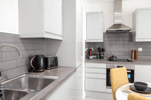 Coffee/tea facilities, Kitchen or kitchenette, dishwasher, stove, toaster