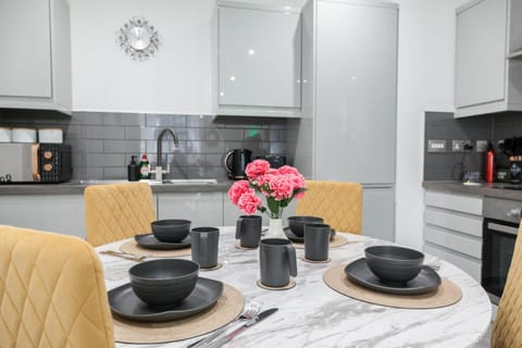 Kitchen or kitchenette, Dining area