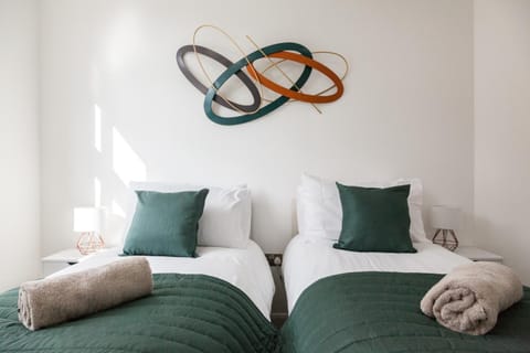 Bed, Bedroom, towels