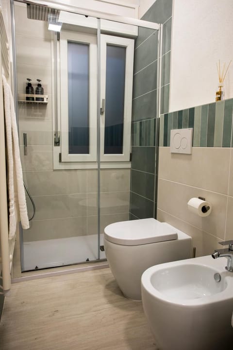Shower, Toilet, City view, Street view, Quiet street view, bidet