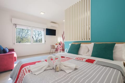 Bed, TV and multimedia, Living room, Photo of the whole room, Bedroom, towels