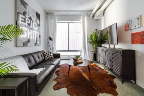 Communal lounge/ TV room, TV and multimedia, Living room, Seating area, Evening entertainment