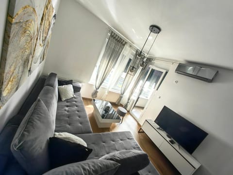 TV and multimedia, Living room, Seating area, Evening entertainment