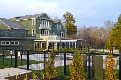 Property building, Garden, Pool view, Swimming pool