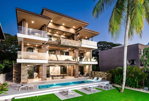 Property building, Garden, View (from property/room), Balcony/Terrace, Pool view, Swimming pool, sunbed