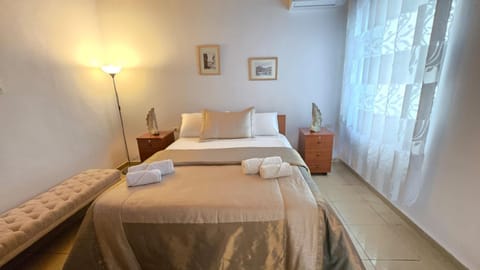 Photo of the whole room, Bedroom, towels