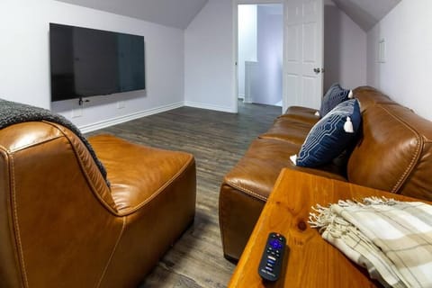 3 Bedroom House 5 Min Walk to Square Apartment in Granbury